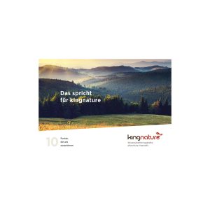 Eine malerische deutsche Landschaft mit sonnenbeschienenen Hügeln und Wäldern, darüber „Das spricht für kingnature“. Unten rechts erscheinen das kingnature-Logo und der Slogan; unten links steht eine 10 mit kleiner Schrift, die an ein Leporello-Design erinnert.