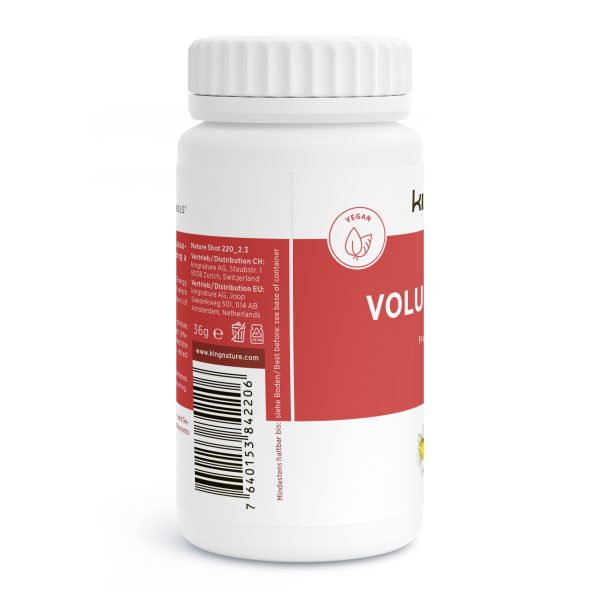 Voluntastrols_v2.3-Side Eine weiße Flasche mit einem roten Etikett, auf dem das Wort „VEGAN“, ein Barcode sowie Angaben zum Produkt Voluntastrols® zu sehen sind. Das Etikett enthält außerdem Angaben zum Vertreiber. Der Verschluss ist geschlossen, und nur ein Teil des Produktnamens – beginnend mit „VOLUM“ – ist sichtbar.