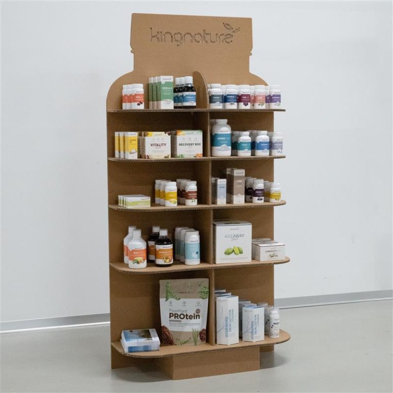 Der Ständer Display - Warendisplay 2026 mit Regalen präsentiert ein Sortiment von Flaschen und Schachteln mit Nahrungsergänzungsmitteln wie Vitaminen und Proteinen unter einem Kingnature-Schild vor einer schlichten weißen Wand.