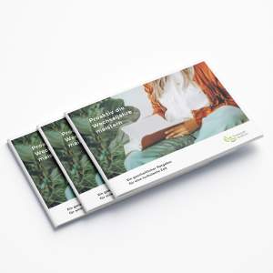 Drei „Broschüren – Wechseljahre Vitalstoffmedizin“ mit einem Cover, das eine lesende Person im Freien zeigt, der Aufschrift „Proaktiv die Wechseljahre Meister“ und einem grünen Blattlogo sind fein säuberlich auf einer weißen Fläche gestapelt.