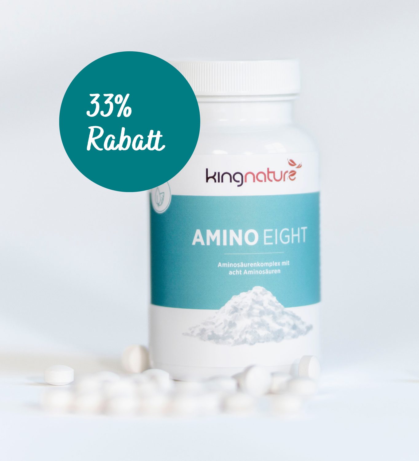 Offene Tablettenfläschchen mit roten Kapseln und Muscheln liegen verstreut auf einer Oberfläche. Ein rundes Etikett mit der Aufschrift „10 % im Mai“ weist auf einen 10%igen Rabatt auf Kingnature Nahrungsergänzungsmittel aus der Schweiz hin. Das Bild wirkt in einem sanften, werbenden Stil.
