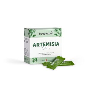 Eine Box Artemisia Shot mit zwei grünen Sticks vorne, Pflanzenillustrationen und deutschem Text – ein Schweizer Produkt mit 20 Sticks Artemisia-Granulat. Jetzt Artemisia Shot kaufen!.