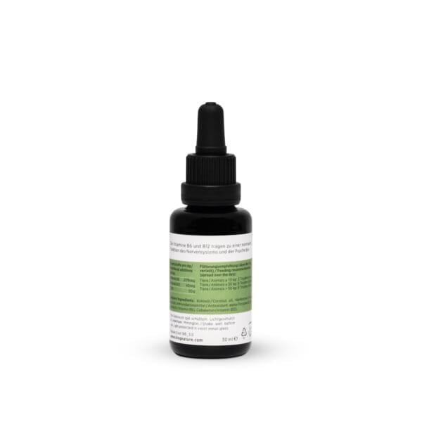 Eine kleine schwarze Tropfflasche mit der Aufschrift „CBD PET“ ist grün-weiß gestaltet. Die Flasche steht aufrecht auf einem schlichten weißen Hintergrund und trägt auf der Rückseite einen deutschen Text.