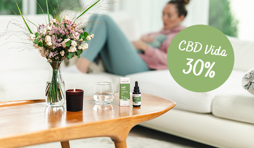 Ein Holztisch mit CBD Vida vor einer kranken Frau