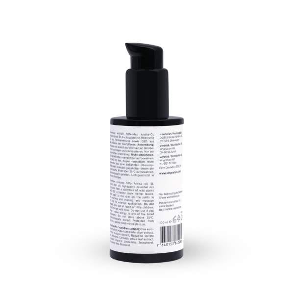 Eine schwarze Pumpflasche mit der Aufschrift „Fleximove Pro“ steht aufrecht vor weißem Hintergrund. Das weiße Etikett enthält klein gedruckten Text, einen Barcode sowie Informationen zu Inhaltsstoffen und Produkt.