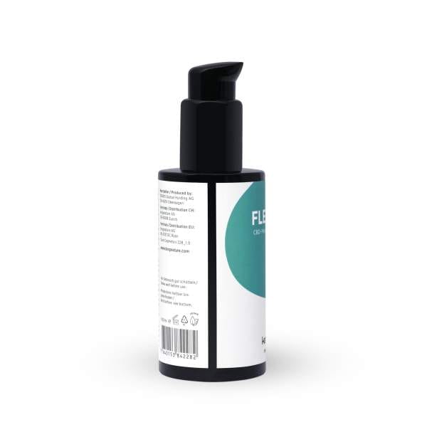 Eine schwarze Fleximove Pro Pumpflasche mit einem weiß-blaugrünen Etikett ist schräg abgebildet. Auf der Rückseite sind Inhaltsstoffe und ein Barcode angegeben. Die Verpackung steht auf einer weißen Fläche vor einem schlichten weißen Hintergrund.