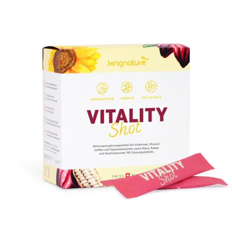 Eine Schachtel Kingnature Vitality Shot mit zwei rosafarbenen Beuteln zur Nahrungsergänzung. Perfekt für die Sommerzeit. Die Verpackung zeigt natürliche Inhaltsstoffe und hebt die Vorteile hervor: Immunität, Energie und Zellschutz.