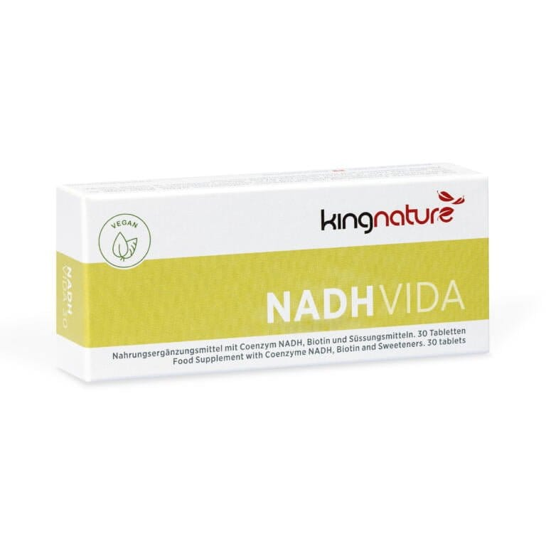 Eine Schachtel Kingnature NADH Vida Nahrungsergänzungsmittel, perfekt für die Sommerzeit, mit 30 veganen Tabletten mit Coenzym NADH, Biotin und Süßungsmitteln. Die überwiegend weiß-gelbe Verpackung macht es ideal für Ihre Sommerferien-Routine.