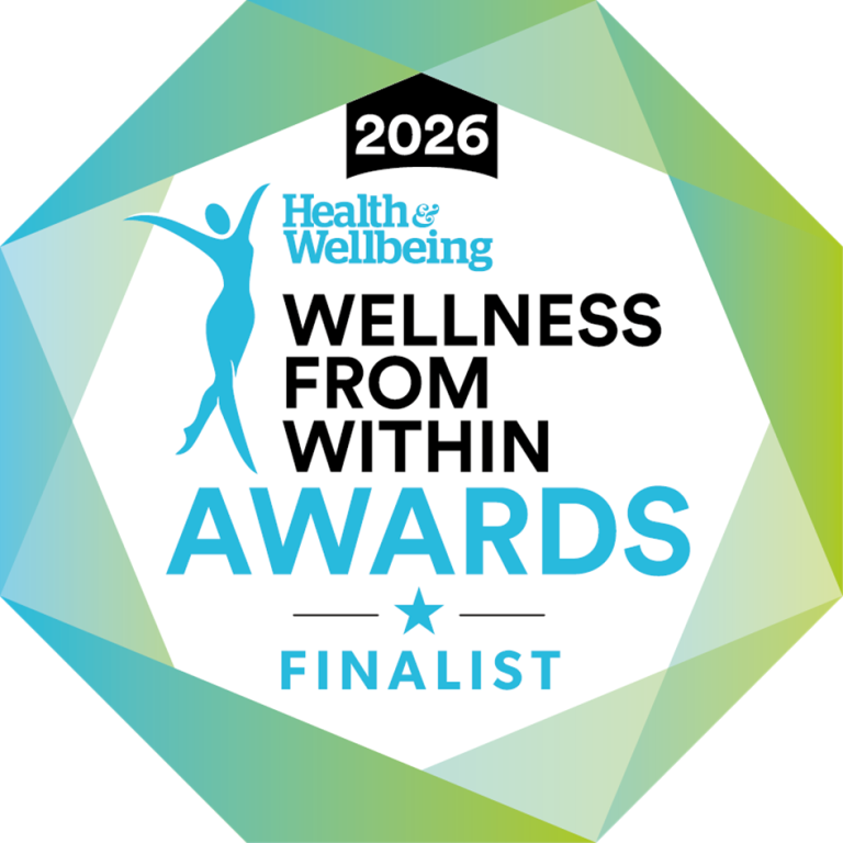 Ein geometrisches Abzeichen mit der Aufschrift "2026 Wellness from Within Awards Finalist" zeigt die Silhouette eines Menschen und blaue und grüne Farbverläufe an den Rändern, die das Engagement für Wellness unterstreichen.