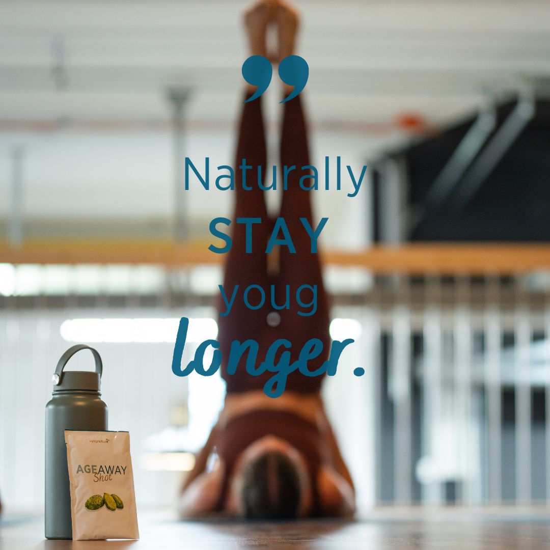 Eine Person macht einen Yoga-Schulterstand im Innenbereich mit einer Wasserflasche und dem AgeAway Shot Longevity-Produkt im Vordergrund. Der Text lautet: „Natürlich länger bleiben“.
