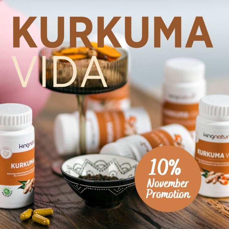 Flaschen mit Kurkuma Vida-Kapseln werden auf einem Tisch mit einer Schüssel und Kurkumawurzeln ausgestellt. Text-Highlights: KURKUMA VIDA, 10 % November-Rabatt und ein Hauch Winterwärme.