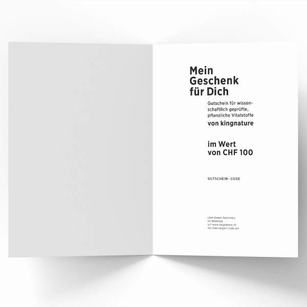Auf einer offenen Karte ist eine gedruckte Nachricht in deutscher Sprache zu sehen, die einen Gutschein für kingnature-Produkte im Wert von 100 CHF anbietet. Auf der rechten Seite ist Platz für einen Gutscheincode, die linke Seite ist leer.