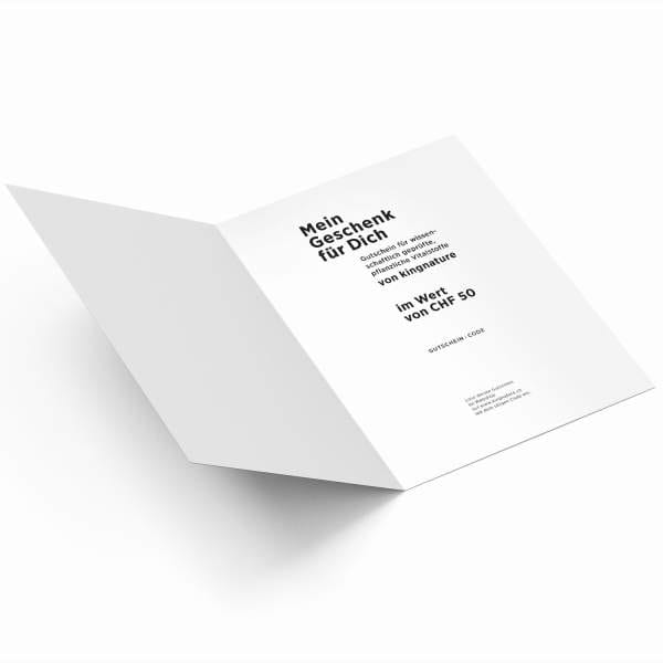 Eine weiße, gefaltete Geschenkkarte mit deutschem Text im Inneren bietet einen 50-CHF-Gutschein für kingnature-Produkte. Der schwarze Text erscheint auf der rechten Innenseite der Karte und macht sie zu einem aufmerksamen Wellness-Geschenk.