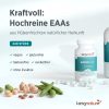 kingnature_amino-vida_produktbild-3 Amino Vida: Auf dem Bild ist eine weiße Flasche mit der Aufschrift „Amino Vida“ zu sehen, auf der sich ein Pulverhäufchen befindet und die von Bohnen und Erbsen umgeben ist. Der Text hebt die wirkungsvolle Mischung aus hochreinen essentiellen Aminosäuren (EAAs) aus natürlichen Hülsenfrüchten und wertvollen Aminosäurekapseln hervor. Die Vorteile, darunter „vegan“, „glutenfrei“ und „zuckerfrei“, sind deutlich hervorgehoben.