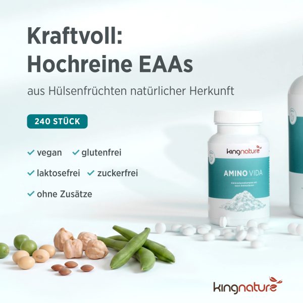 kingnature_amino-vida_produktbild-3 Amino Vida: Auf dem Bild ist eine weiße Flasche mit der Aufschrift „Amino Vida“ zu sehen, auf der sich ein Pulverhäufchen befindet und die von Bohnen und Erbsen umgeben ist. Der Text hebt die wirkungsvolle Mischung aus hochreinen essentiellen Aminosäuren (EAAs) aus natürlichen Hülsenfrüchten und wertvollen Aminosäurekapseln hervor. Die Vorteile, darunter „vegan“, „glutenfrei“ und „zuckerfrei“, sind deutlich hervorgehoben.