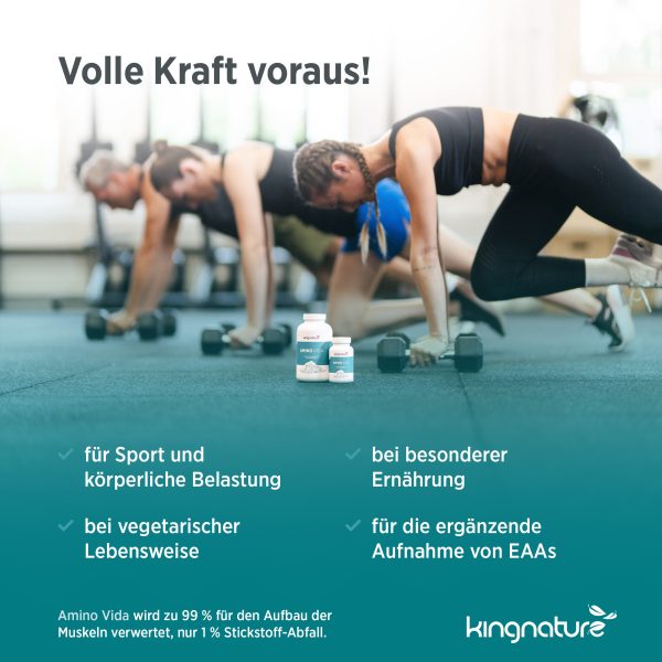kingnature_amino-vida_produktbild-4 Drei Personen trainieren in einem Fitnessstudio mit Hanteln. Im Vordergrund stehen Flaschen mit „Kingnature Amino Vida“-Nahrungsergänzungsmitteln. Der Text hebt die Vorteile für den Sport, spezielle Ernährungsweisen, eine vegetarische Lebensweise und die Zufuhr von essentiellen Aminosäuren (EAA) hervor.