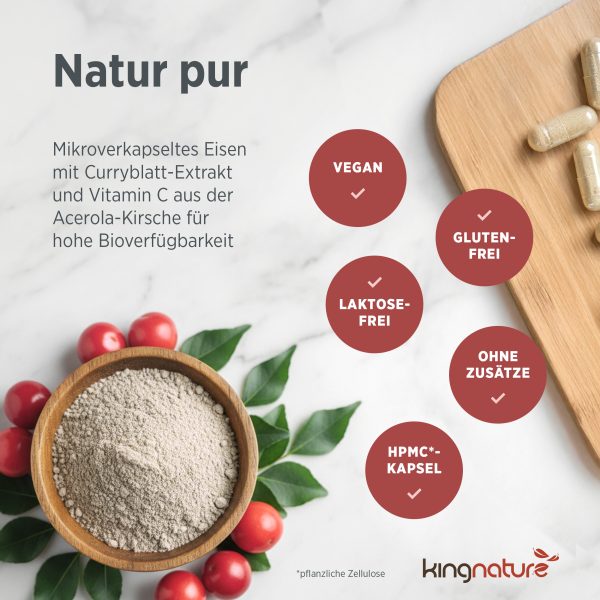 kingnature_eisen-vida_listing-3 Eine Schale mit Curryblättern, ein Holzlöffel mit Pulver und Kapseln auf einem weißen Untergrund präsentieren das Eisenpräparat „Eisen Vida“ mit Vitamin C aus Acerola-Kirschen in veganen, glutenfreien, laktosefreien und zusatzstofffreien HPMC-Kapseln.