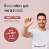 kingnature_eisen-vida_listing-5 Ein lächelnder Mann in einem weißen Hemd hält eine Eisen-Vida-Kapsel in der Hand. Text: Besonders gut verträglich, 1 Kapsel täglich, 100 Kapseln für über 3 Monate, kingnature-Logo sichtbar. Jetzt Eisen Vida kaufen und profitieren!.