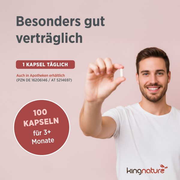 kingnature_eisen-vida_listing-5 Ein lächelnder Mann in einem weißen Hemd hält eine Eisen-Vida-Kapsel in der Hand. Text: Besonders gut verträglich, 1 Kapsel täglich, 100 Kapseln für über 3 Monate, kingnature-Logo sichtbar. Jetzt Eisen Vida kaufen und profitieren!.