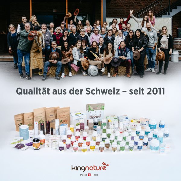 kingnature_eisen-vida_listing-7 Eine Gruppe lächelnder Menschen posiert im Freien, einige tragen Hüte. Im Vordergrund sind Eisen Vida und andere Gesundheitsprodukte zu sehen. Der deutsche Text lautet: „Qualität aus der Schweiz – seit 2011“. Darunter ist das Kingnature Swiss Made-Logo zu sehen.