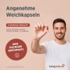Ein lächelnder Mann hält eine rote Krill Vida-Weichkapsel in der Hand. Text: „Angenehme Weichkapseln“, „3 Kapseln täglich“, „Kein fischiger Geschmack!“ – die ideale Art, Omega-3-Fettsäuren zu genießen. Das kingnature-Logo ist zu sehen.