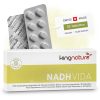 kingnature_nadh-vida_listing-1 Eine Packung des Nahrungsergänzungsmittels NADH Vida (30 Tabletten) mit den Angaben „Swiss Made“, „Vegan“ und „Sublingual“. Hinter der Packung ist teilweise eine Blisterpackung mit Tabletten zu sehen.