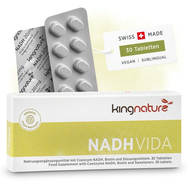 kingnature_nadh-vida_listing-1 Eine Packung des Nahrungsergänzungsmittels NADH Vida (30 Tabletten) mit den Angaben „Swiss Made“, „Vegan“ und „Sublingual“. Hinter der Packung ist teilweise eine Blisterpackung mit Tabletten zu sehen.