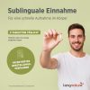 kingnature_nadh-vida_listing-5 Ein lächelnder Mann hält eine Tablette von NADH Vida zwischen den Fingern. Die sublinguale Einnahme sorgt für eine schnelle Aufnahme. 2 Tabletten täglich. Patentiertes Herstellungsverfahren von kingnature.