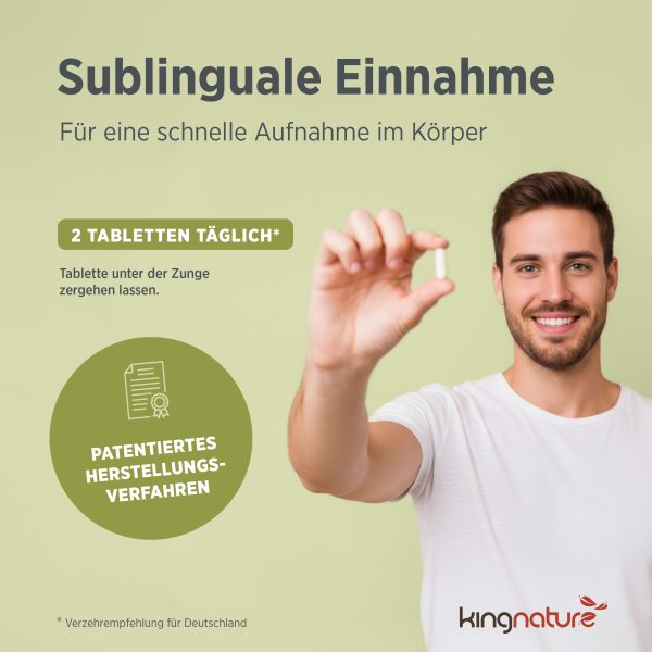 kingnature_nadh-vida_listing-5 Ein lächelnder Mann hält eine Tablette von NADH Vida zwischen den Fingern. Die sublinguale Einnahme sorgt für eine schnelle Aufnahme. 2 Tabletten täglich. Patentiertes Herstellungsverfahren von kingnature.