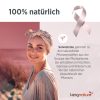 kingnature_salvestrol-2000_listing-4 Eine lächelnde Frau mit Kopftuch steht im sanften Sonnenlicht im Freien. Der Text hebt hervor, dass Salvestrol 2000 natürlichen Ursprungs ist und in Obst und Gemüse vorkommt. Außerdem sind eine rosa Schleife als Symbol für das Thema und das kingnature-Logo zu sehen.