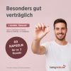 kingnature_salvestrol-2000_listing-5 Ein lächelnder Mann in einem weißen Hemd hält eine Salvestrol 2000-Kapsel in der Hand. Text: Besonders gut verträglich, 1 Kapsel täglich, 60 Kapseln für ca. 2 Monate. Unten ist das kingnature-Logo zu sehen.