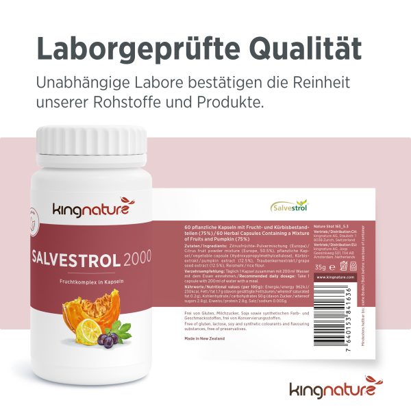 kingnature_salvestrol-2000_listing-6 Neben einer Flasche Salvestrol 2000 ist deren Etikett zu sehen, auf dem Abbildungen von Orangen, Passionsfrüchten und Heidelbeeren abgebildet sind. Der Text darüber weist darauf hin, dass die Qualität und Reinheit des Produkts durch Labortests bestätigt wurden.