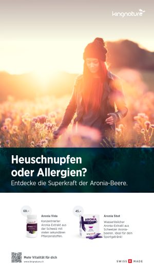 Eine junge Frau spaziert mit Hut und Pullover durch ein sonnenbeschienenes Wildblumenfeld. Unten ist Digitale Vorlagen für Screens mit Preis und deutscher Beschreibung abgebildet.