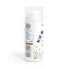 Eine 100 ml weiße MozzyStop Insektenschutz-Sprühflasche mit blau-goldenem Etikett mit Blumen-, Kräuter- und Insektensymbolen. Barcode und Produktdetails sind teilweise an der Seite angebracht.