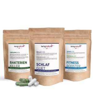 Ausgestellt sind drei braune, wiederverschließbare Muster-Produktmuster-Nahrungsergänzungsmittelpackungen mit den Aufschriften „Bakterienkiller“, „Schlafmittel“ und „Fitnessbooster“. Davor liegen vier Kapseln: zwei grüne und zwei weiße.