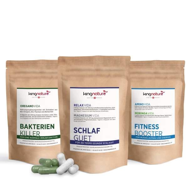 Ausgestellt sind drei braune, wiederverschließbare Muster-Produktmuster-Nahrungsergänzungsmittelpackungen mit den Aufschriften „Bakterienkiller“, „Schlafmittel“ und „Fitnessbooster“. Davor liegen vier Kapseln: zwei grüne und zwei weiße.