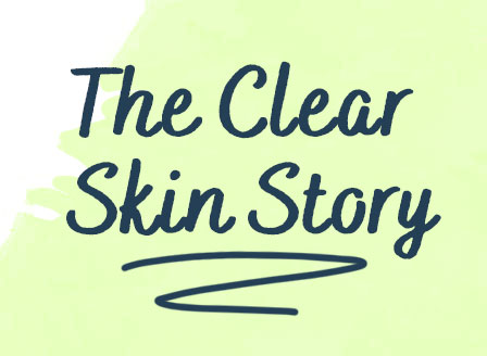 Textgrafik mit "The Clear Skin Story" in dunkelblauer Schreibschrift auf hellgrünem Grund, mit wellenförmiger Unterstreichung - ideal für alle, die Akne mit Clear Skin Gel natürlich behandeln wollen.