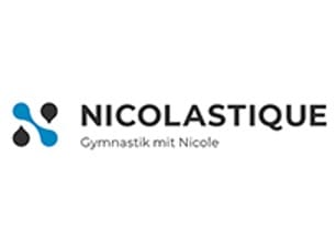 Logo mit drei Tropfen (zwei blaue, einer schwarz), die ein Dreieck bilden, daneben der Text Nicolastique und darunter in kleinerer Schrift der Satz „Gymnastik mit Nicole Hottinger“.