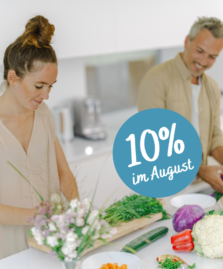 Offene Tablettenfläschchen mit roten Kapseln und Muscheln liegen verstreut auf einer Oberfläche. Ein rundes Etikett mit der Aufschrift „10 % im Mai“ weist auf einen 10%igen Rabatt auf Kingnature Nahrungsergänzungsmittel aus der Schweiz hin. Das Bild wirkt in einem sanften, werbenden Stil.