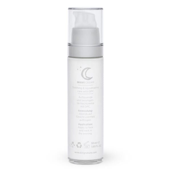Eine weiße Flasche OPC 24 Nachtcreme mit transparentem Pumpverschluss, silbernem Text und einem Halbmond-Symbol. Das Etikett enthält Produktinformationen und eine Gebrauchsanweisung in Englisch und Deutsch. Die Flasche fasst 50 ml (1,69 fl oz).