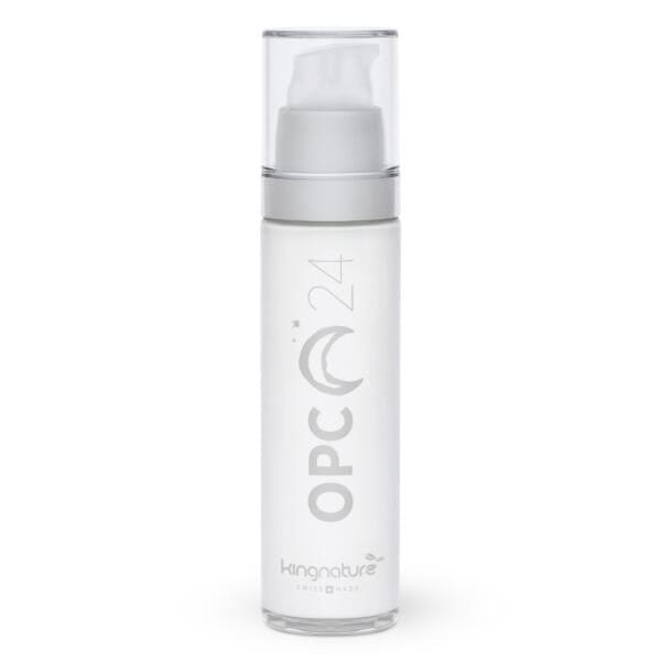 Eine hohe, weiße Flasche mit durchsichtigem Deckel und Pumpe mit der Aufschrift „OPC 24 Nachtcreme“ und der silbernen Aufschrift „kingnature SWISS MADE“ steht aufrecht vor einem weißen Hintergrund – perfekt für alle, die OPC 24 Nachtcreme kaufen möchten.