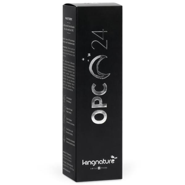 Eine schwarze, rechteckige Schachtel mit der Aufschrift „OPC 24 Nachtcreme von kingnature“ zeigt silberne Mond- und Sternengrafiken, den Text „Swiss Made“ und weiße Produktdetails – perfekt für alle, die OPC Nachtcreme kaufen möchten.