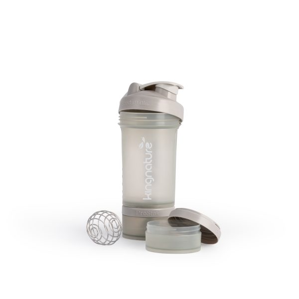 Auf weißem Hintergrund ist ein transparenter Shaker „Blender Bottle Prostak Pro“ mit Schraubdeckel, Mixkugel aus Metall, zwei herausnehmbaren Fächern und kingnature-Etikett abgebildet.