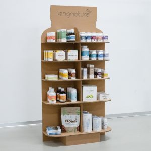 steller Das Display - Warendisplay mit Logo präsentiert Nahrungsergänzungsmittel, Proteinpulver und Wellnessprodukte in Flaschen, Gläsern und Schachteln, die übersichtlich auf mehreren Regalen angeordnet sind.
