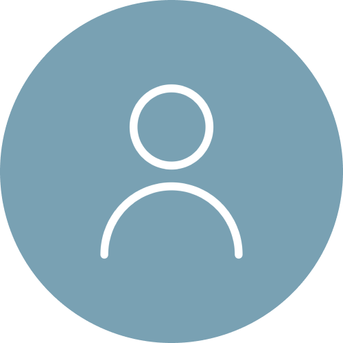 Ein einfaches Benutzerprofilsymbol mit dem weißen Umriss einer Person auf einem runden blauen Hintergrund, perfekt zur Darstellung von Kundenfeedback oder Benutzerkonten.