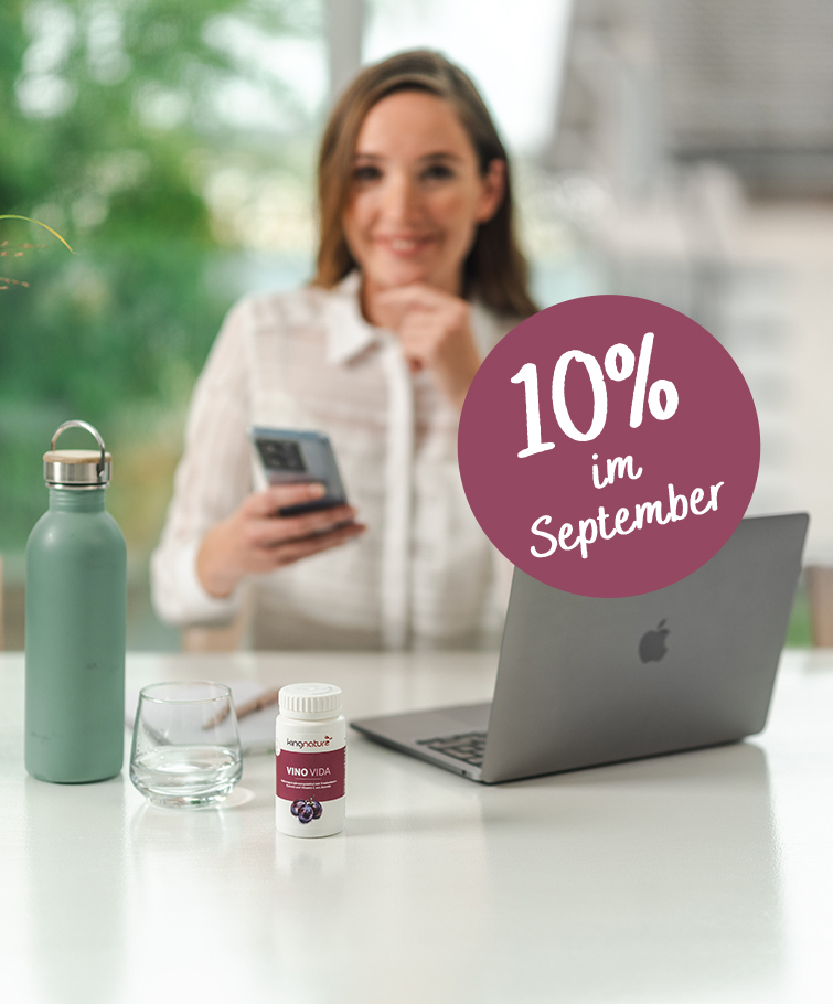 Offene Tablettenfläschchen mit roten Kapseln und Muscheln liegen verstreut auf einer Oberfläche. Ein rundes Etikett mit der Aufschrift „10 % im Mai“ weist auf einen 10%igen Rabatt auf Kingnature Nahrungsergänzungsmittel aus der Schweiz hin. Das Bild wirkt in einem sanften, werbenden Stil.