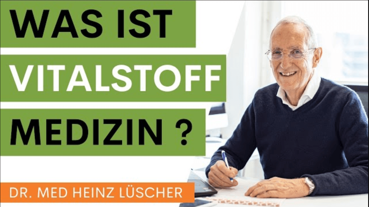 Ein älterer Mann mit Brille sitzt lächelnd mit Notizblock und Stift an einem Schreibtisch. Der deutsche Text lautet: „Was ist Vitalstoff Medizin? Dr. med Heinz Lüscher mit Cholin Vida“ und stellt das Produkt Cholin Vida vor.