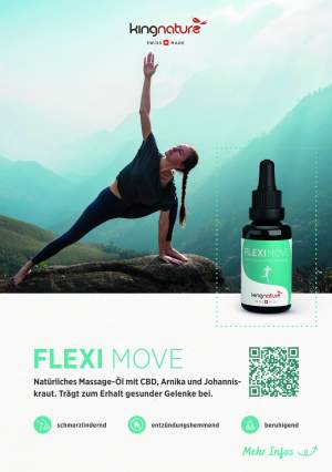 Eine Frau macht eine seitliche Yoga-Planke auf einer Wiese, im Hintergrund Berge. Davor steht eine Flasche Flyer Fleximove neben einem Flyer mit deutschem Text und einem QR-Code.